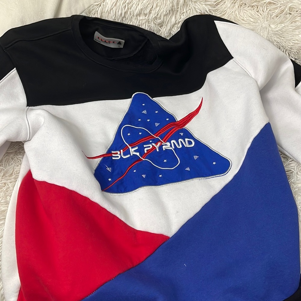 Black pyramid sweater
